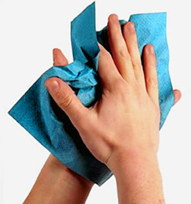 Osuszanie rąk ręcznikiem papierowym
